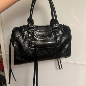 Svart väska - Jättesnygg svart väska och helt oanvänd!!! kan självfallet lösa fler bilder om så önskas💗