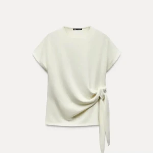 Beige knyt topp från zara  - Beige knyt topp från zara finns ej kvar köptes för 600🙌🏼🥰🥰hör av er vid frågor obs säljer endast inom Sverige 🥰sälja inte för mindre än 300 tyvärr 