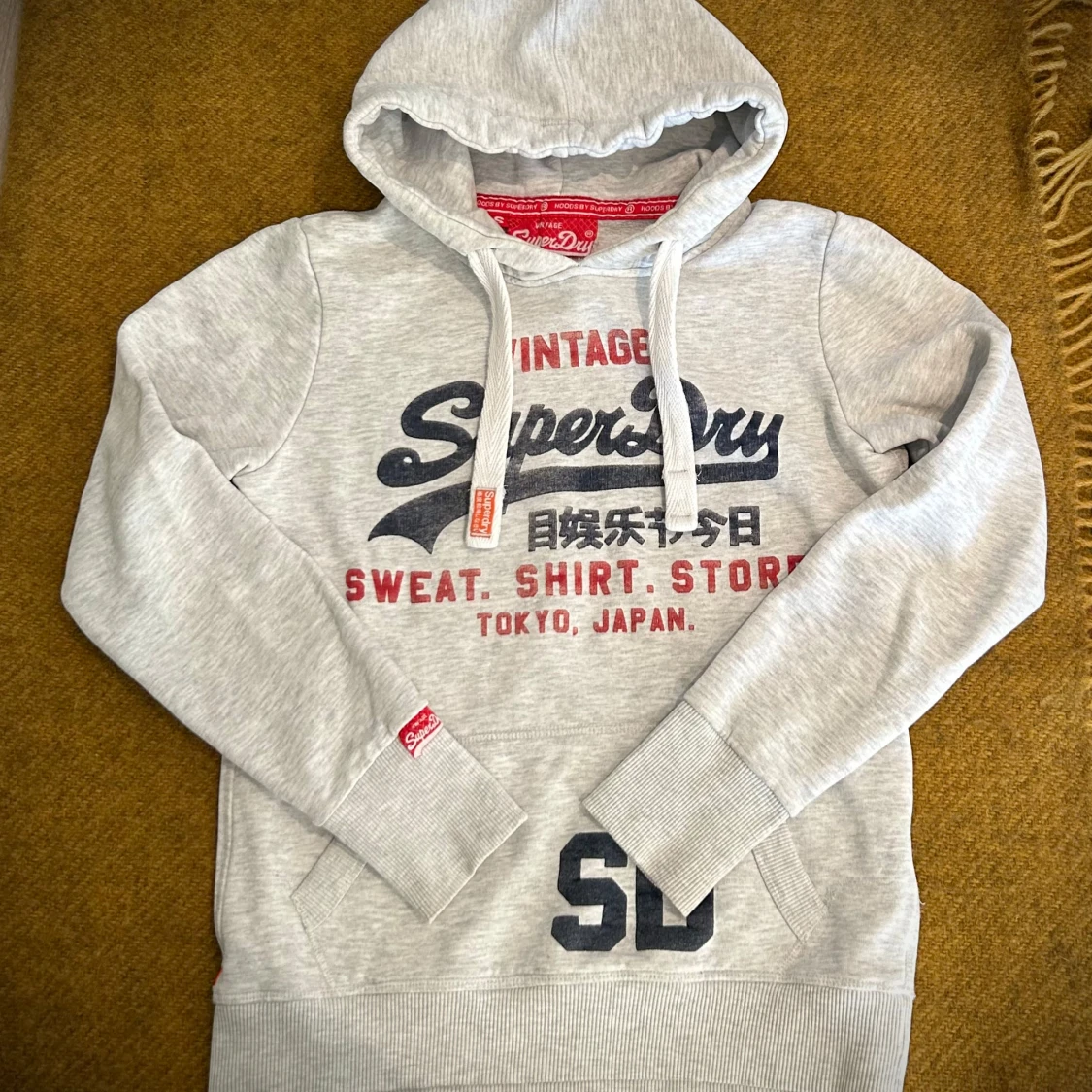 Grå superdry hoodie