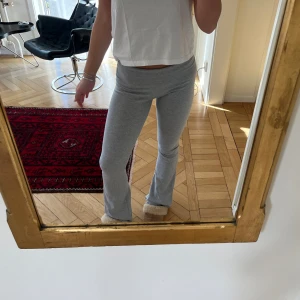 Brandy Melville priscilla pants - Gråa priscilla pants från Brandy Melville. Lite urtvättade men annars bra skick! Säljer likadana fast svarta också! 