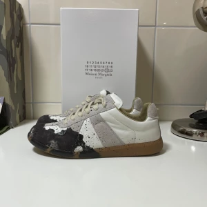 Maison margiela gats - feta skor från maison margiela!perfekt för sommaren🌞⛱️🍉skorna är i storlek 41.priset kan också diskuteras och hör av er om ni har frågor och om du skulle vilja ha lite fler bilder!!🍾🍾
