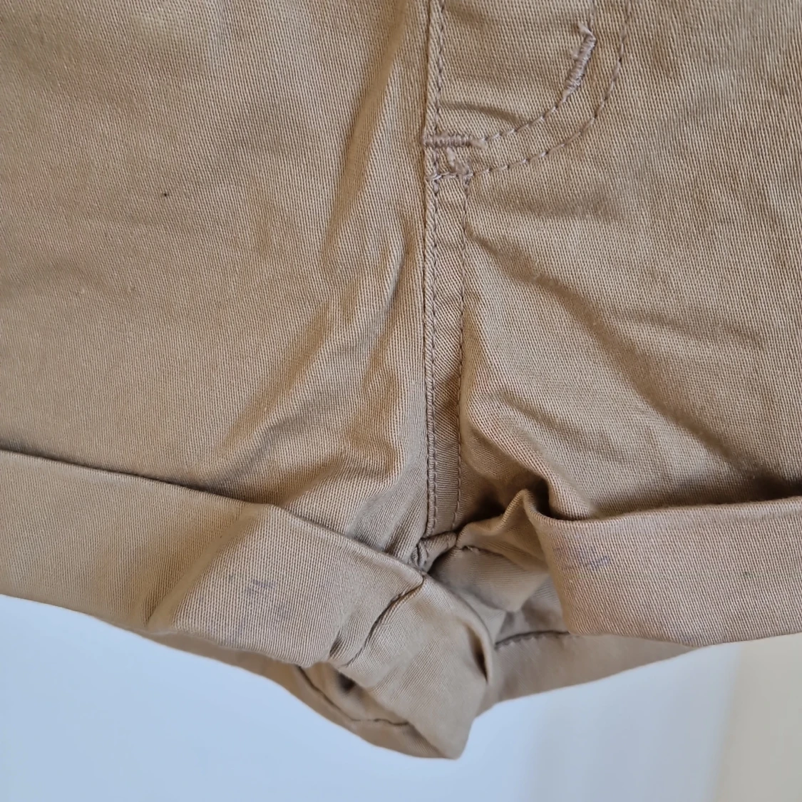 Beige shorts med fickor - 1