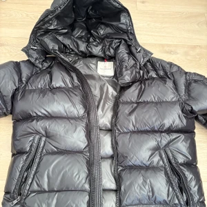 Moncler Maya jacka  - Knappt använd, finns med påsar och kvitto.