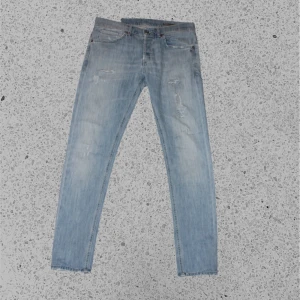 Dondup George | W34 - Ljusblåa dondup jeans med slitningar | Toppskick, utan några defekter | Om du undrar över något tveka då inte på att höra av dig | 🍾