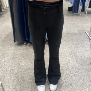 Svarta kostymbyxor med knappar - Skit snygga kostymbyxor från ginatricot i storlek M men passar mig som har storlek S. Använda 3 gånger och priset går att diskutera