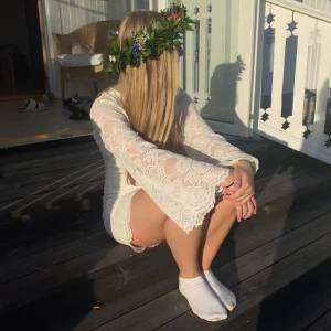 Vit spetsklänning - Vit klänning med öppen rygg (bilder kan fixas) PERFEKT till student eller skolavslutning 🩷🩷