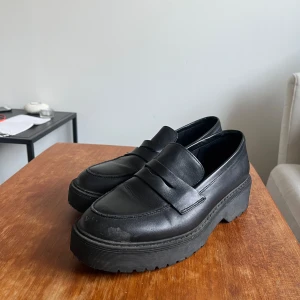 Svarta loafers i - Nypris 799:-. Se bild nr 3 för att se skav.  Snygga svarta loafers med en robust sula. 