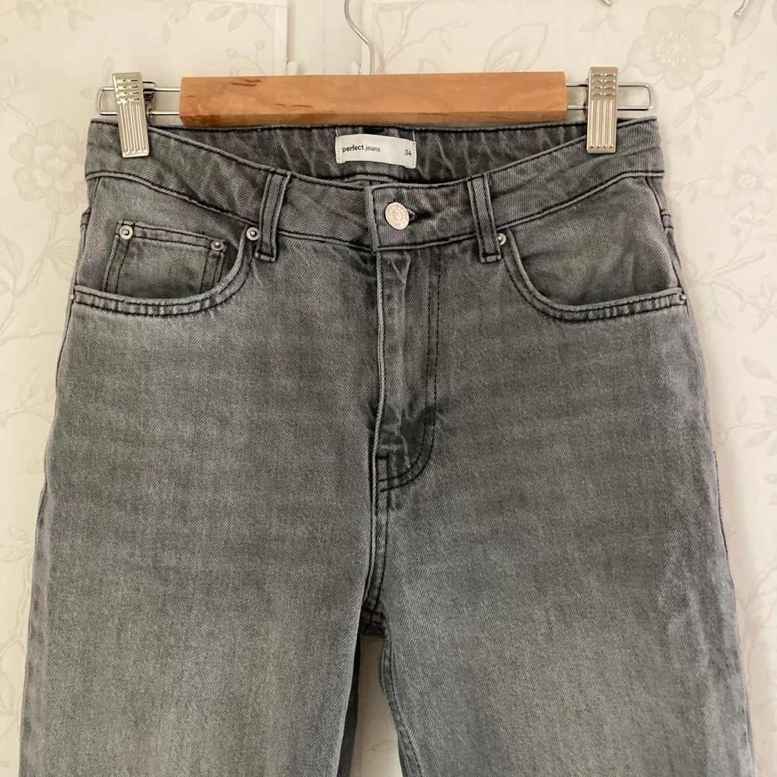 Grå jeans från Gina Tricot  - 1