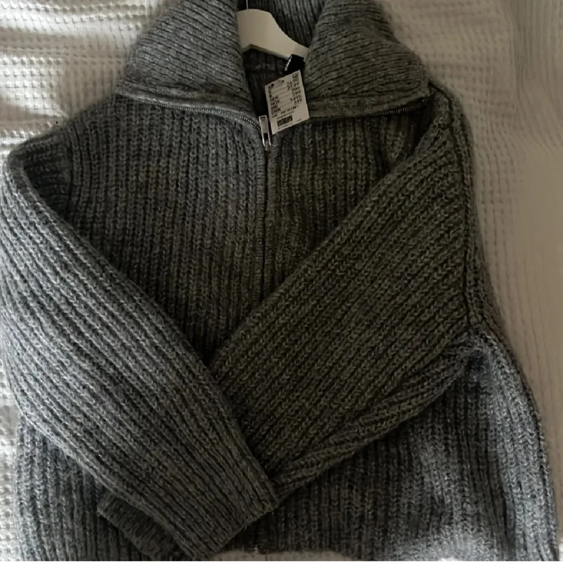 Grå stickad ribbad kofta med dragkedja - 1