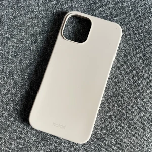 Iphoneskal holdit  - mobilskal från holdit i en grå färg, passar iphone 12. lite små defekter som inte syns jättetydligt!! 💓💓