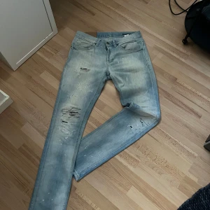 Ljusblå jeans från Dondup - Snygga ljusblå jeans från Dondup med slitna detaljer och en cool tvätt. Dem är sparsamt använda och nypris är ca 1800kr. Pris går att diskutera vid en snabb affär. Det står inte hur långa i benen dem är men i midjan är de 30 tumm.