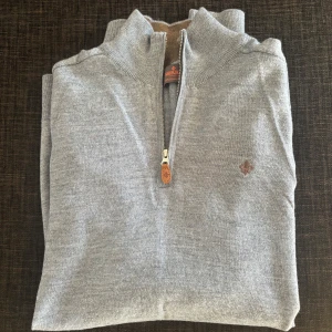 Ljusblå halfzip från Morris - Säljer en väldigt stilren ljusblå tröja från Morris. Den är i storlek L men passar M mycket bättre, säljer då den va för liten för mig. Den är i nyskick inga skador eller liknande. Pris från Morris 1700