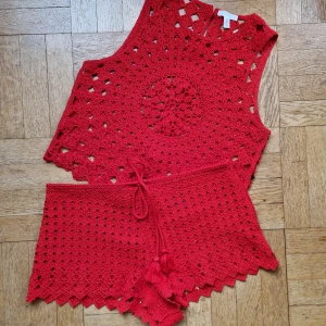 Rött virkat sommar set - Super härligt sommar set i rött, virkat/stickat. Köpt från HM,  har använts 1 gång har därför inga bilder på dem utöver detta. Toppen är en S och shortsen är en M. Skulle säga stor i storleken vilket är anledningen till varför jag få säga hejdå till dem. (Stor på mig)  Om man ä sugen på bara ett ut av dem så DM mig annars så är de hela paketet som gäller^^