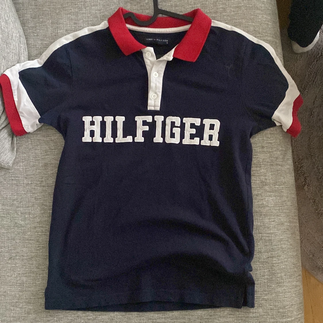 Blå pikétröja från Tommy Hilfiger