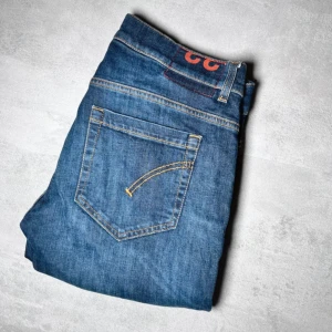 Blå jeansbyxor - Snygga blå jeansbyxor med klassisk femficksdesign och knappgylf. Perfekta för en avslappnad stil. De har en normal passform och är tillverkade i slitstarkt denim.