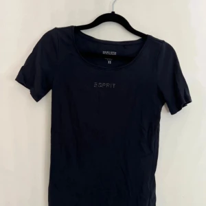 T-shirt - En marinblå t-shirt i storlek XS från Esprit