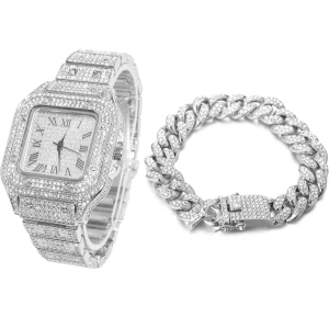 Glittrig klocka och armband i silver - Snyggt set med en glittrig klocka och matchande armband i silver. Klockan har en fyrkantig urtavla med romerska siffror och är täckt av gnistrande stenar. Armbandet har en robust kedjedesign med liknande glittrande detaljer. Perfekt för att ge en lyxig touch till din stil.