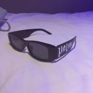 Svarta solglasögon från Palm Angels - Snygga svarta solglasögon från Palm Angels med rektangulära glas och breda skalmar. Perfekt för att skydda dina ögon under den kommande sommaren☀️✅ Aldrig använda‼️