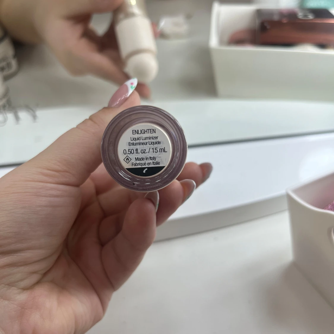 Highlighter från Rare Beauty - 1