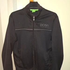 Svart jacka från Boss - Snygg svart tröja från Boss go nu till våren! 