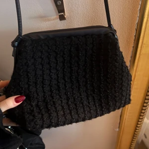 Beck Söndergaard väska - Svart väska i så fint material med cool textur som inte kommer till användning längre💗