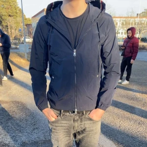 Moncler windbreaker  - (Tar gärna byten) Säljer en snygg grön vindjacka från Moncler. Jackan har en dragkedja framtill och en justerbar huva med snörning. Den är långärmad och har Monclers logotyp på ärmen. Perfekt för blåsiga dagar/våren/sommaren! Kan även tänka mig gå ner i pris vid snabb affär