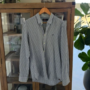 Skjorta från Morris - Snygg randig skjorta från Morris i blått och vitt. Skjortan har långa ärmar och knappar framtill. Perfekt för en stilren look. Sällan använd där av säljs den. Storlek L