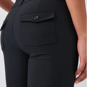 Kostymbyxor y2k Gina tricot - Snygga svarta byxor med hög midja och knappdetalj på bakfickan. Perfekta för en stilren look. Y2k kostymbyxor som är använda 2 gånger köpta för 3 veckor sedan. 