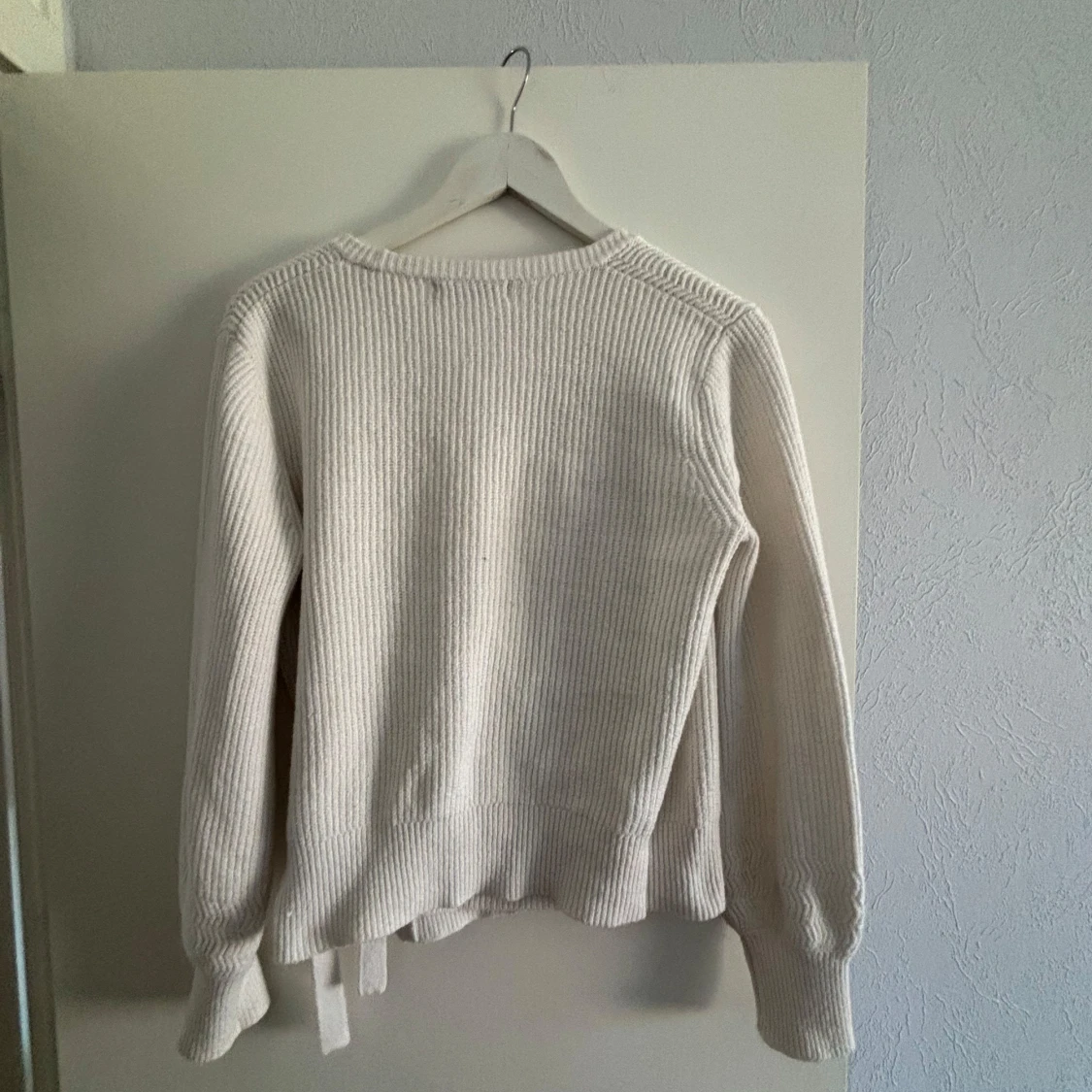 Vit ribbad omlottkofta  - 1