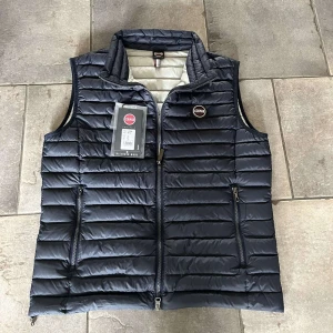 Colmar väst - Säljer denna extremt fina colmar väst i en stilren färg. Västen är i nyskick och har använts kanske 4-5 gånger. Storlek 52 och sitter som M. Tags ingår dessutom! Hör av er vid eventuella frågor! 