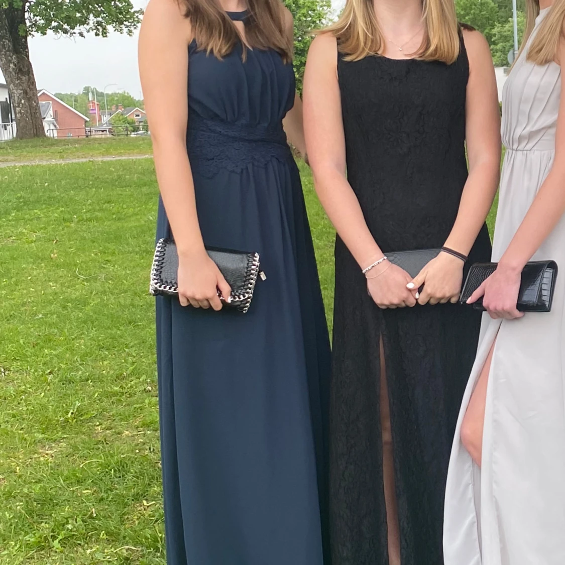 Mörkblå långklänning med spetsdetaljer