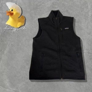 Marinblå fleeceväst från Patagonia - Säljer denna marinblåa fleeceväst från Patagonia med dragkedja framtill. Storlek XS.  Sitter fint på mig som är 172cm. Bra skick. Pris kan säkert diskuteras