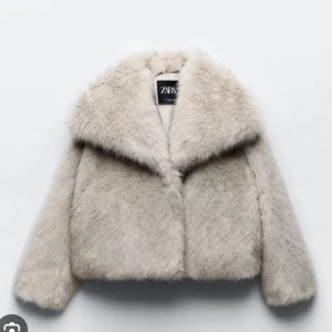 Zara pälsjacka - Snygg och trendig beige pälsjacka från Zara. Jackan har en lyxig look med sin fluffiga textur och stora krage. Perfekt för att hålla sig varm och stilren under kyliga dagar. Obs!! Det är inte exakt samma som på bilden men den ser likadan ut och är också från zara. Bara äldre modell. 