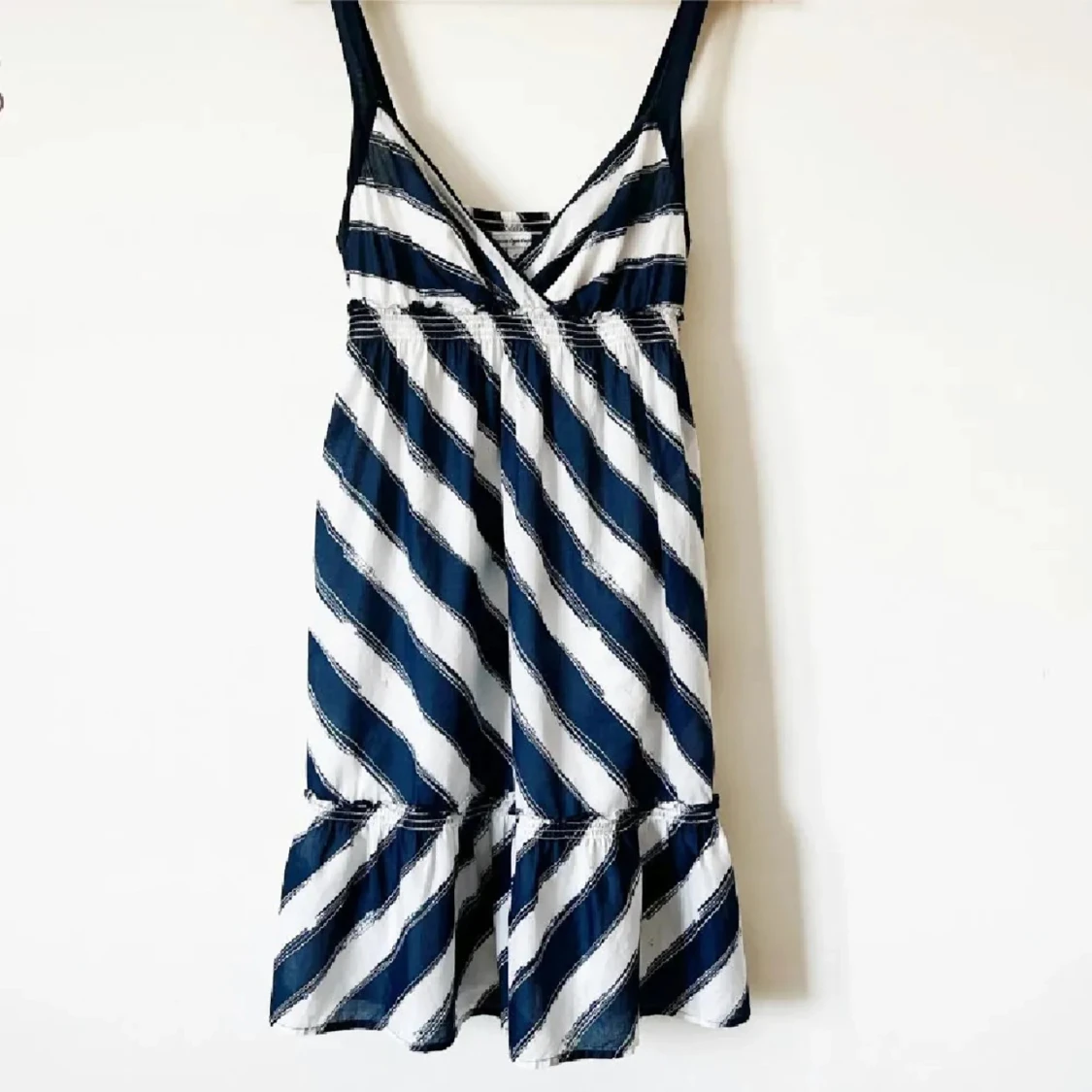 Randig klänning med volang (fickor) - 1