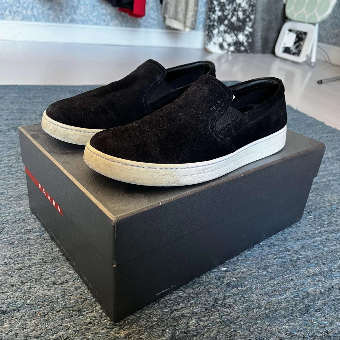 Svarta slip-on skor från Prada