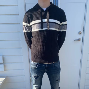 Stickad hoodie - En sjukt snygg och unik stickad hoodie | Jag på bilden är 184 | Skick:9,5/10 | Hör av er vid fler frågor 🌤️