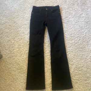 Svarta bootcut jeans från Kappahl - Snygga svarta bootcut jeans med midwaist passform från Kappahl i storlek 164. Mer low waist än mid. Använda ett få tal gånger