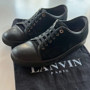 Svarta sneakers från Lanvin - Snygga svarta sneakers från Lanvin i skinn. Lite försmå därför jag säljer dem, skick 9/10 och storlek 43. Nästan aldrig använt.