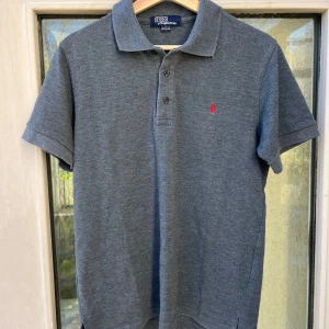 Blå/grå Ralph Lauren piké  - Ralph Lauren piké i unik färg som passar bra inför sommaren, mycket bra skick och passar som M/L