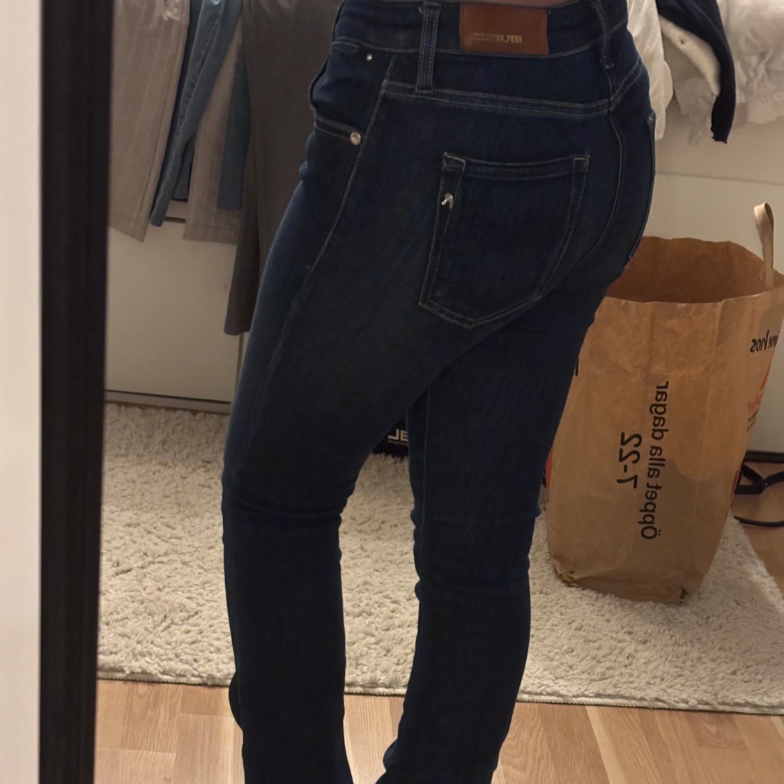 Mörkblå utsvängda jeans från Replay - 1