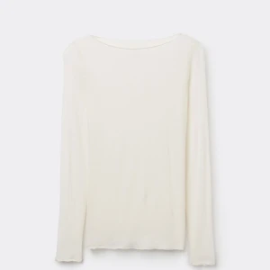 Vit intimissmi tröja  - Säljer denna fina populära tröjan från intimissmi i modellen         ”Boat Neck Ultralight tröja i modalkashmir”  helt oanvänd!💗 nypris 489kr💗