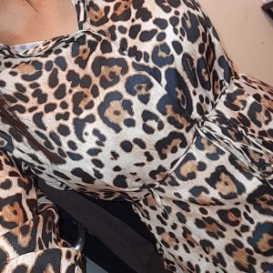 Zara Leopardmönstrad knyt tröja XS - Snygg leopardmönstrad tröja med knytning i midjan. knappt använt som ny inga defekter