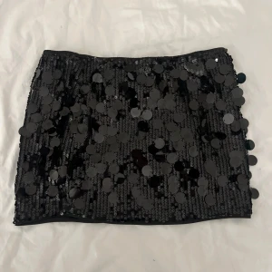 Svart paljettkjol - En snygg tajt kort paljettkjol som är perfekt nu till sommaren, den hade inner shorts med har klippt bort dom pga att dom stack ut när man hade kjolen på sig. Har tyvärr ingen bild med den på. Hör av dig om du har några frågor eller om du är intresserad!💕