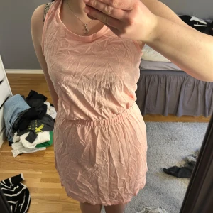 Ljusrosa klänning  - Säljer en söt ljusrosa klänning man kan ha på stranden💞