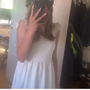 Vit klänning  - Söt skolavslutningsklänning. Säljer då jag har tröttnat på den och vill ha en annan till skolavslutning. Passar perfekt till sommaren och väldigt bekväm. 