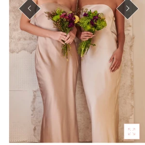 Balklänning - Säljer min oanvända klänning i den mörkare färgen till vänster på andra bilden. Den är superfin till bal och andra tillställningar🩷Köpte den för 1800kr, pris går att diskutera. Den är helt oanvänd då jag inte använde den på balen!