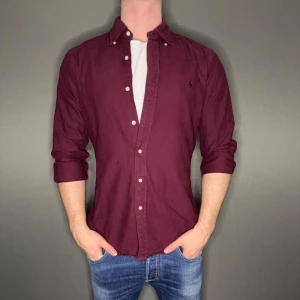 Ralph lauren skjorta - Hej säljer nu min fina Ralph Lauren skjorta i storlek M. Den är i nyskick och kommer vara otroligt snygg nu i vår och framåt sommaren. Nypris cirka 1600kr! Vi kommer att sälja liknande produkter nu i vår och närmare sommar så glöm inte följa profilen!🌊🍾