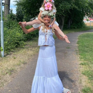 Vit långkjol med volangdetaljer - En super vacker långkjol från Strandivarius🌸😍 Kjolen är i jätte bra skick och är perfekt då den inte är genomskinlig 🙏🏽🤩✨ Den är i storlek XS och passar mig som är 165 med långa ben🥰😍🌸