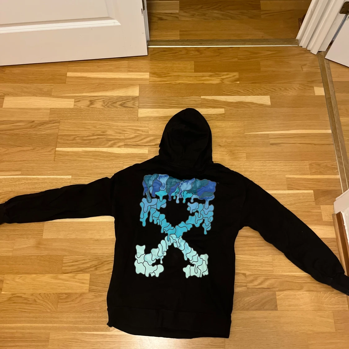 Svart hoodie med blått tryck