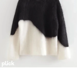 Svart och vit tröja - Intressekoll på min Moshair tröja. Använd sparsamt, inga tecken på defekter. Helt slut såld och säljs inte längre.